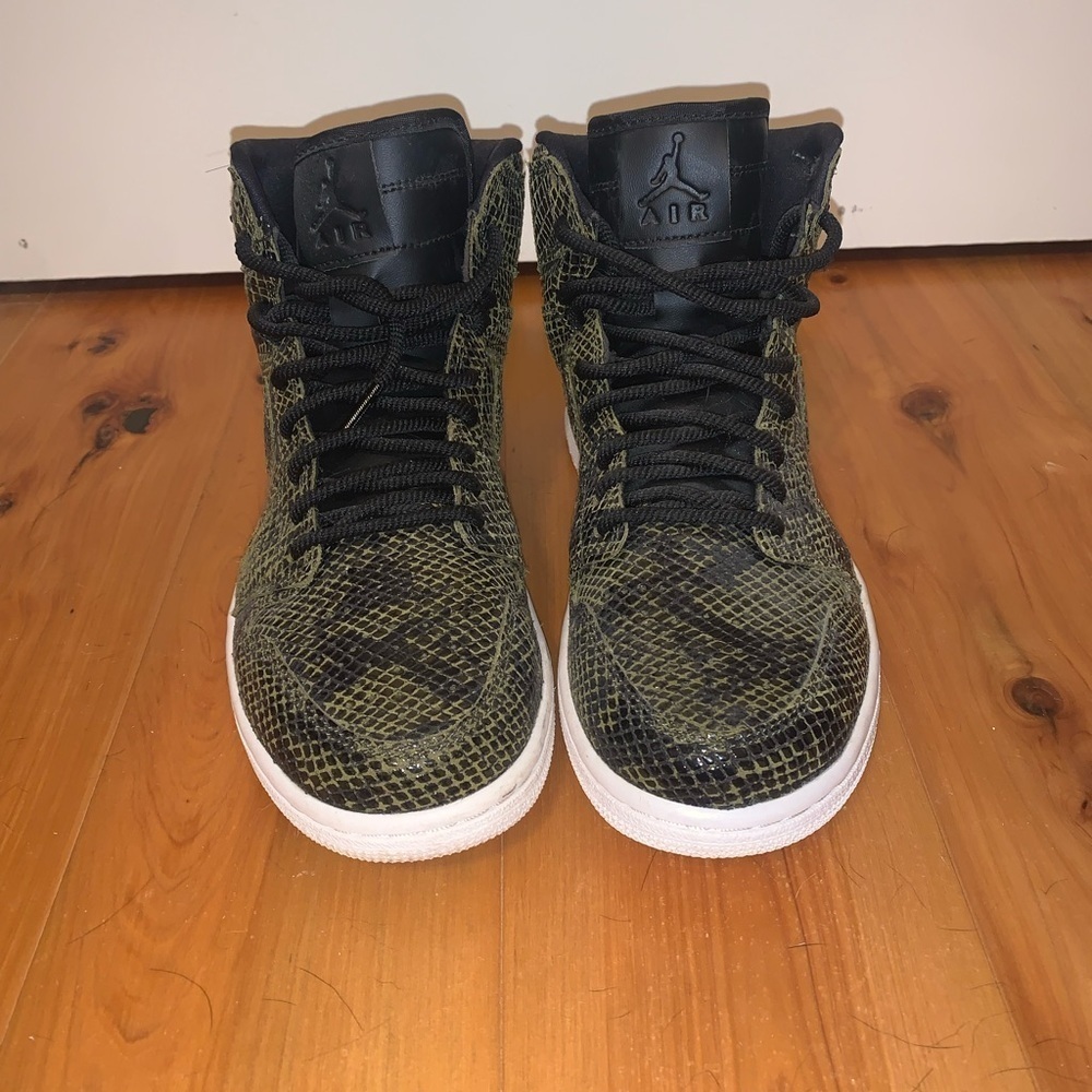 Women’s Snake skin Nike air Jordan sneakers - Picture 3 of 6